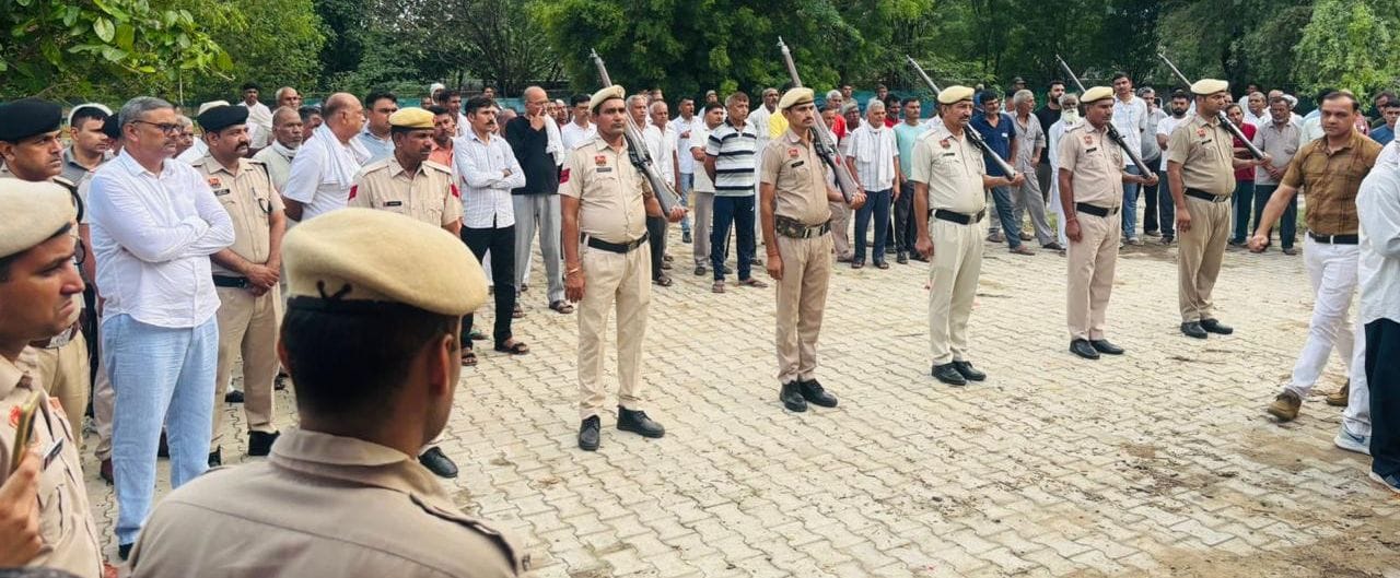 ईएसआई राजेश कुमार को सलामी देते पुलिस के जवान। 
