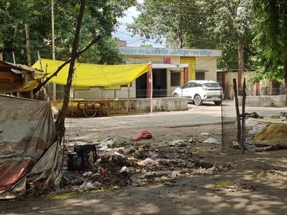 Sanitation services paralyzed due to work boycott; piles of garbage accumulate in the market.