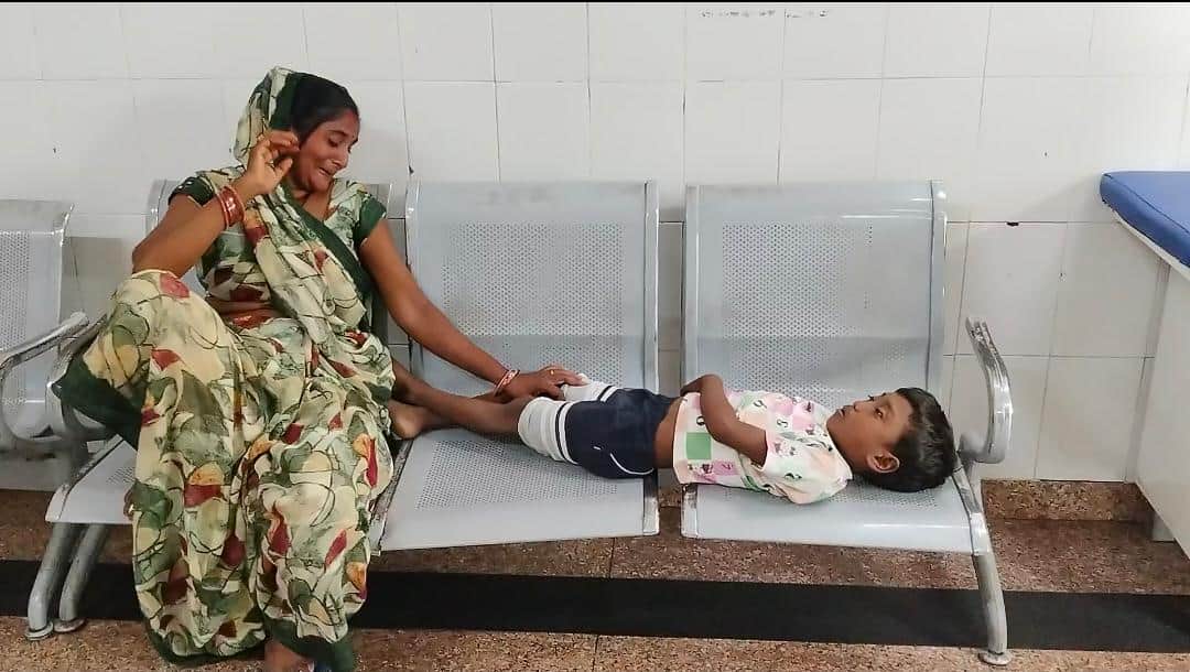 जिला अस्पताल में अचेत सोहित के साथ बैठीं उसकी ताई संगीता। संवाद