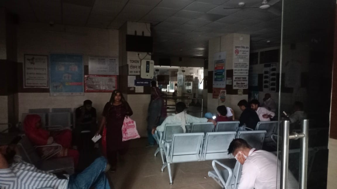 जिला सचिवालय के अटल सेवा केंद्र पर दोपहर के समय छाया अंधेरा। संवाद