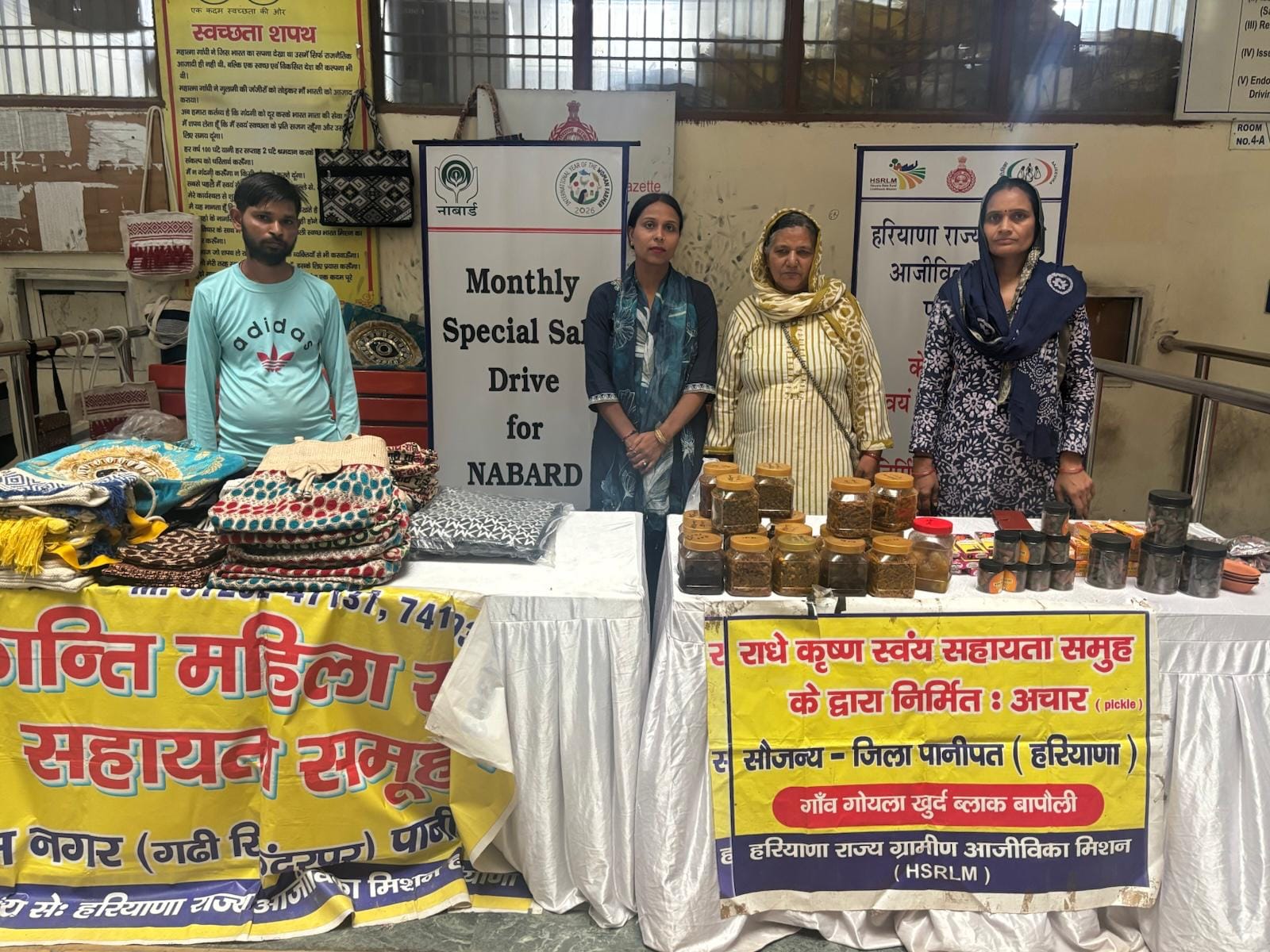 जिला सचिवालय में स्टाल पर स्वयं सहायता समूह की महिलाएं। स्रोत : सूचना विभाग