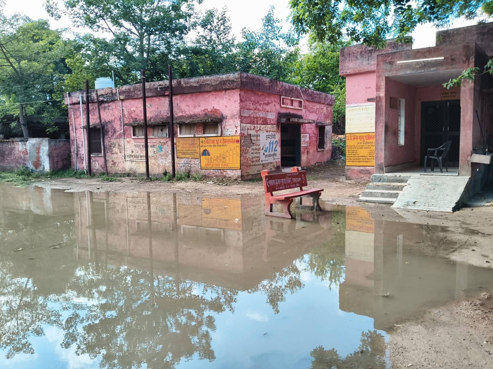 जलालपुर प्राथमिक स्वास्थ्य केंद्र के परिसर के अंदर नाली टूटने की वजह से जमा गंदा पानी। स्रोत- स