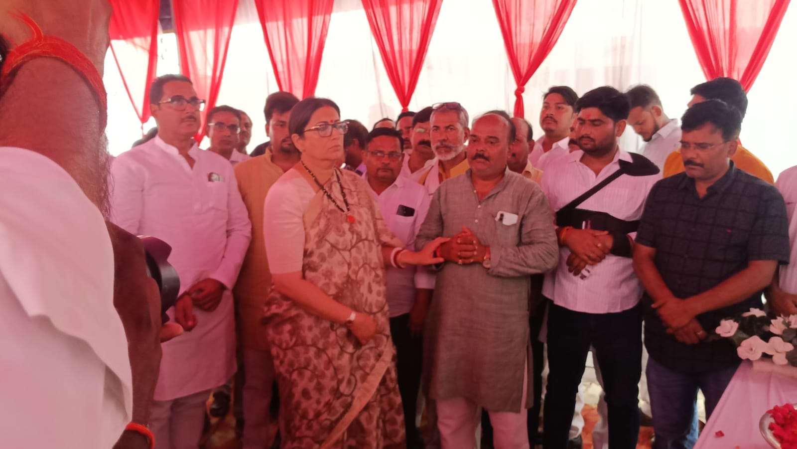 जामों के अचलपुर में दिवंगत पूर्व विधायक के परिजनों से बात करती पूर्व केंद्रीय मंत्री स्मृति जुब