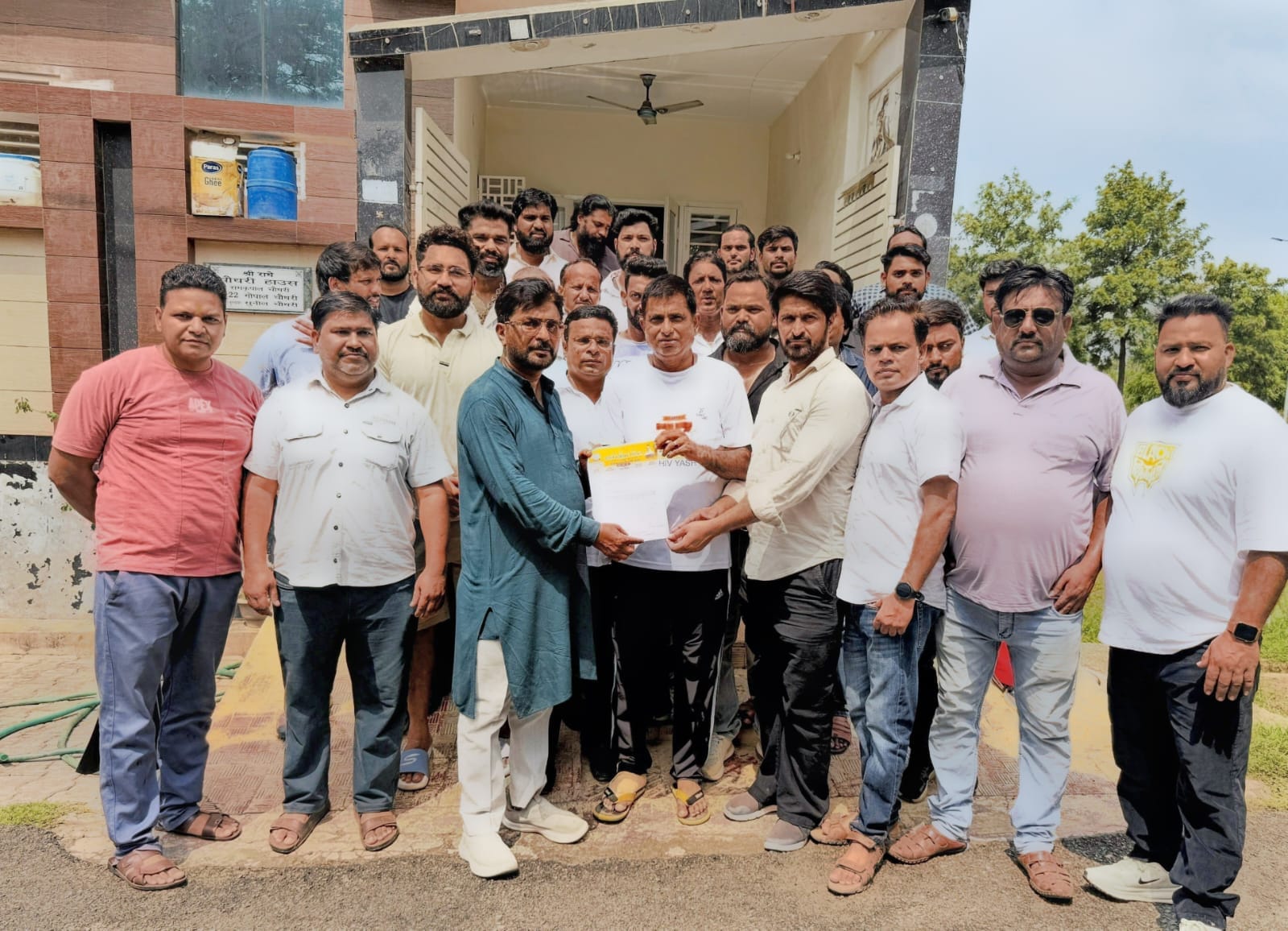 जिम और लाइब्रेरी पर कार्रवाई का विरोध कर सदर विधायक को ज्ञापन सौंपते व्यापारी व संचालक। स्रोत :