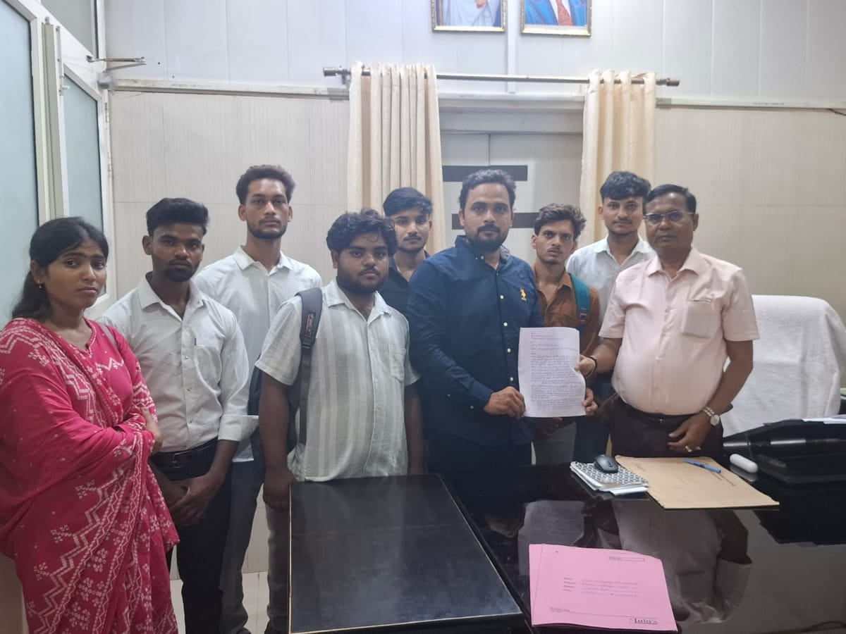 Agra News: पहले विषयों में दिखाया अनुपस्थित फिर कर दिया फेल