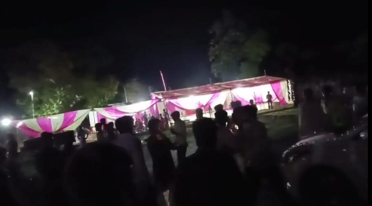 Two wedding processions arrived at the same house; a clash broke out among the guests over the *Dwar-Puja* (welcoming ceremony at the doorstep), leaving six people injured.
