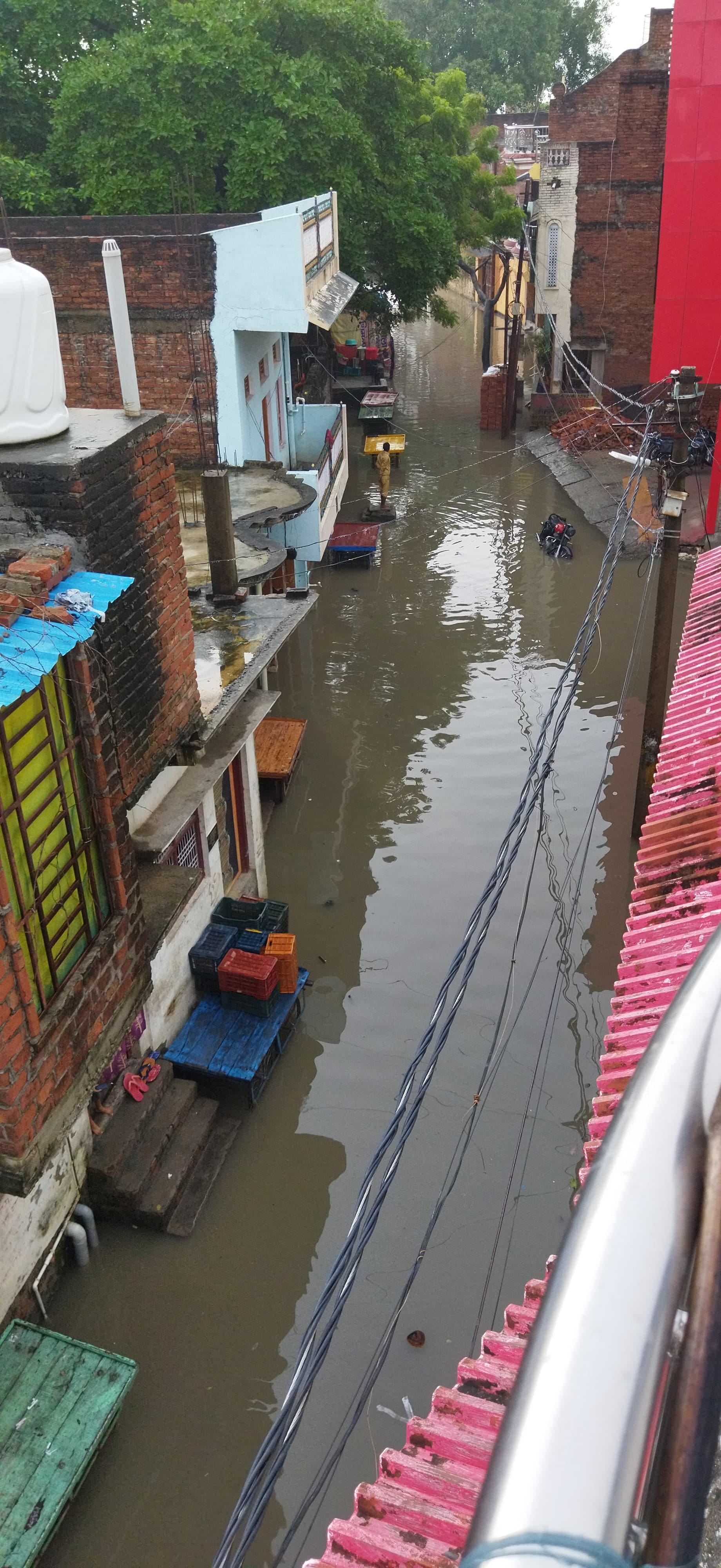 कोपागंज नगर पंचायत के मोहल्ला दोस्तपुरा दलित बस्ती आधे घंटे की बारिश में डूबा रास्ता