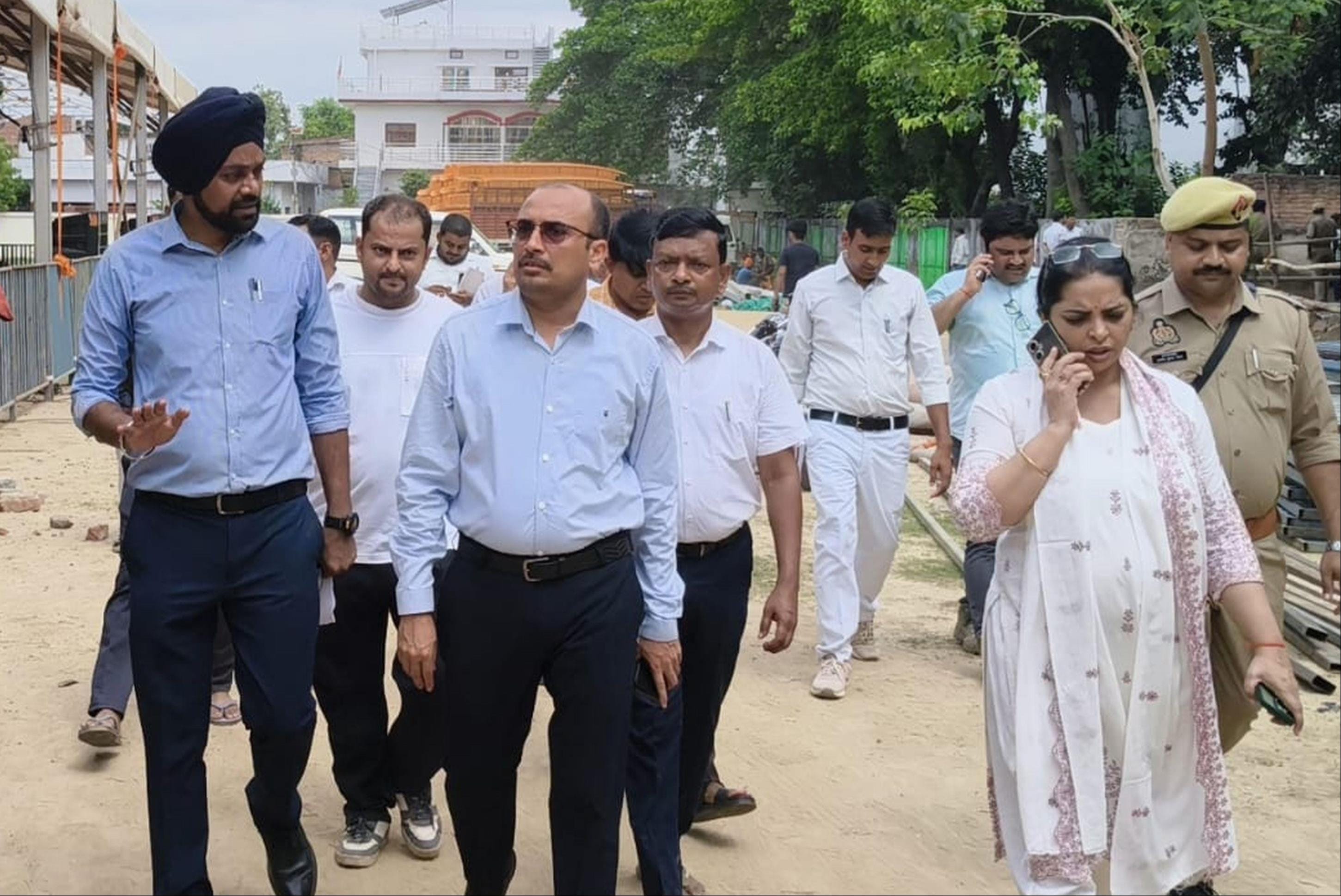 कार्यक्रम स्थल पर तैयारियों की जानकारी लेते डीएम इंद्रजीत सिंह। -स्रोत : सूचना विभाग