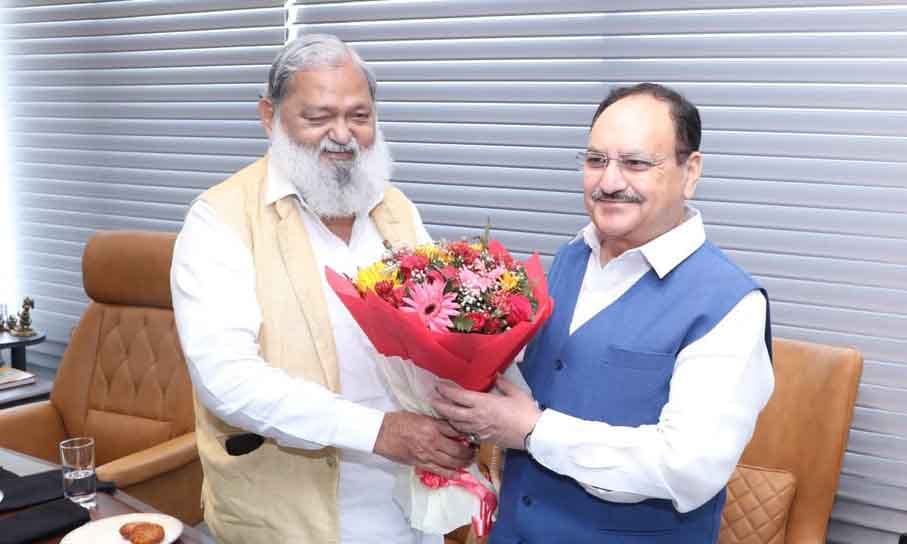 केंद्रीय मंत्री जेपी नड्डा को पुष्पगुच्छ देते परिवहन मंत्री अनिल विज। प्रवक्ता