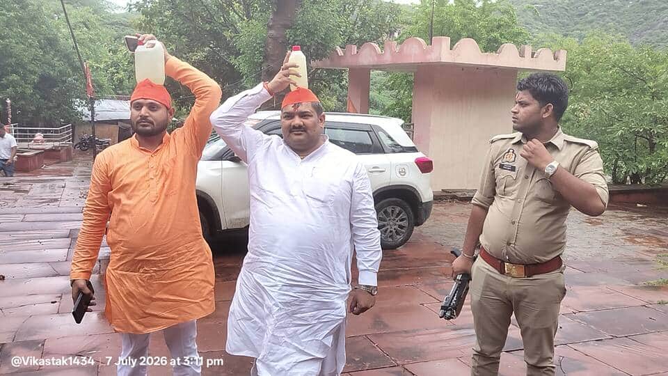 कड़ी सुरक्षा के बीच दरगाह के निकट शिव मंदिर पहुंचे राजवर्धन सिंह परमार