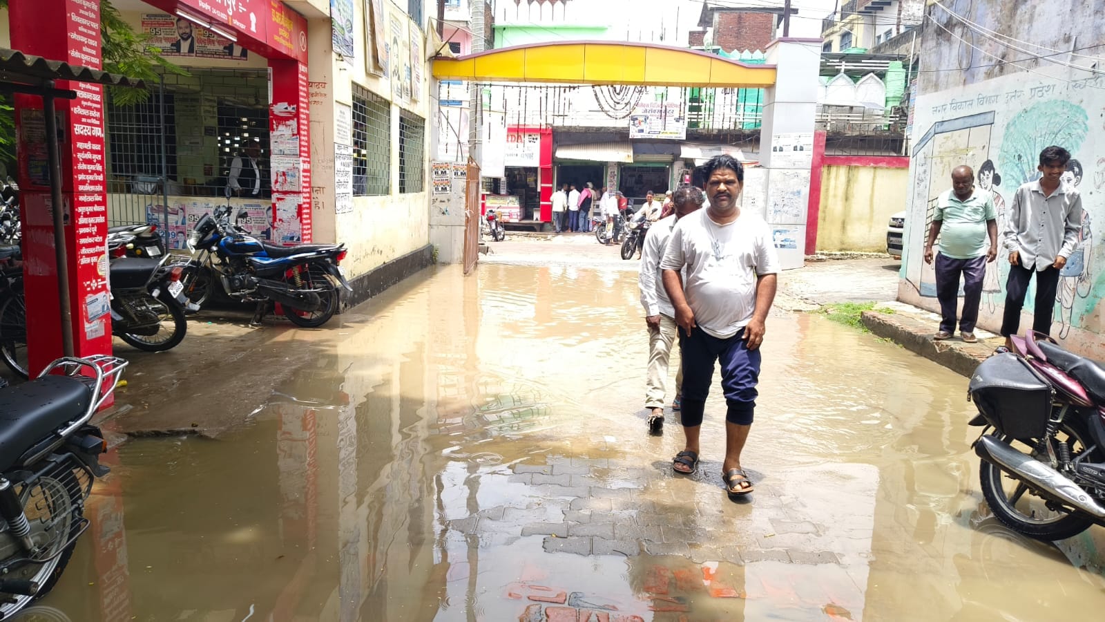 मछलीशहर, तहसील गेट पर बनी नाली में पानी जाने की व्यवस्था नहीं होने से रास्ते में भरा है पानी। स