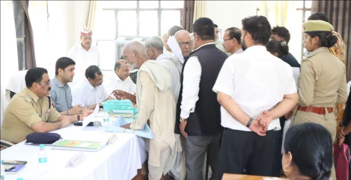 मधुबन तहसील सभागार में आयोजित सम्पूर्ण समाधान दिवस में जनसुनवाई करते जिलाधिकारी आनंद वर्धन और 