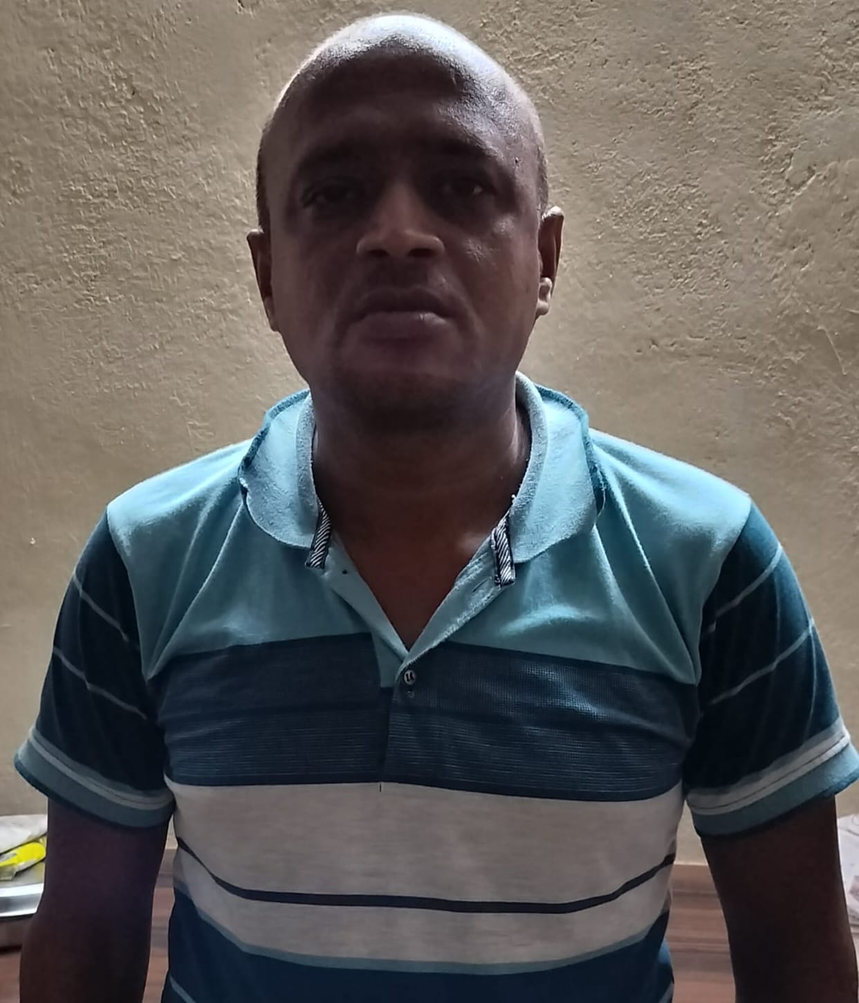Woman's throat slit after she refused to show mobile chats; body then chopped into three pieces; accused arrested in an encounter, sustaining a gunshot wound to the right leg.