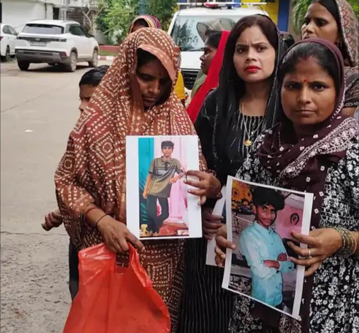 लापता होने के बाद परिजन पुलिस अधीक्षक कार्यालय पहुंचे