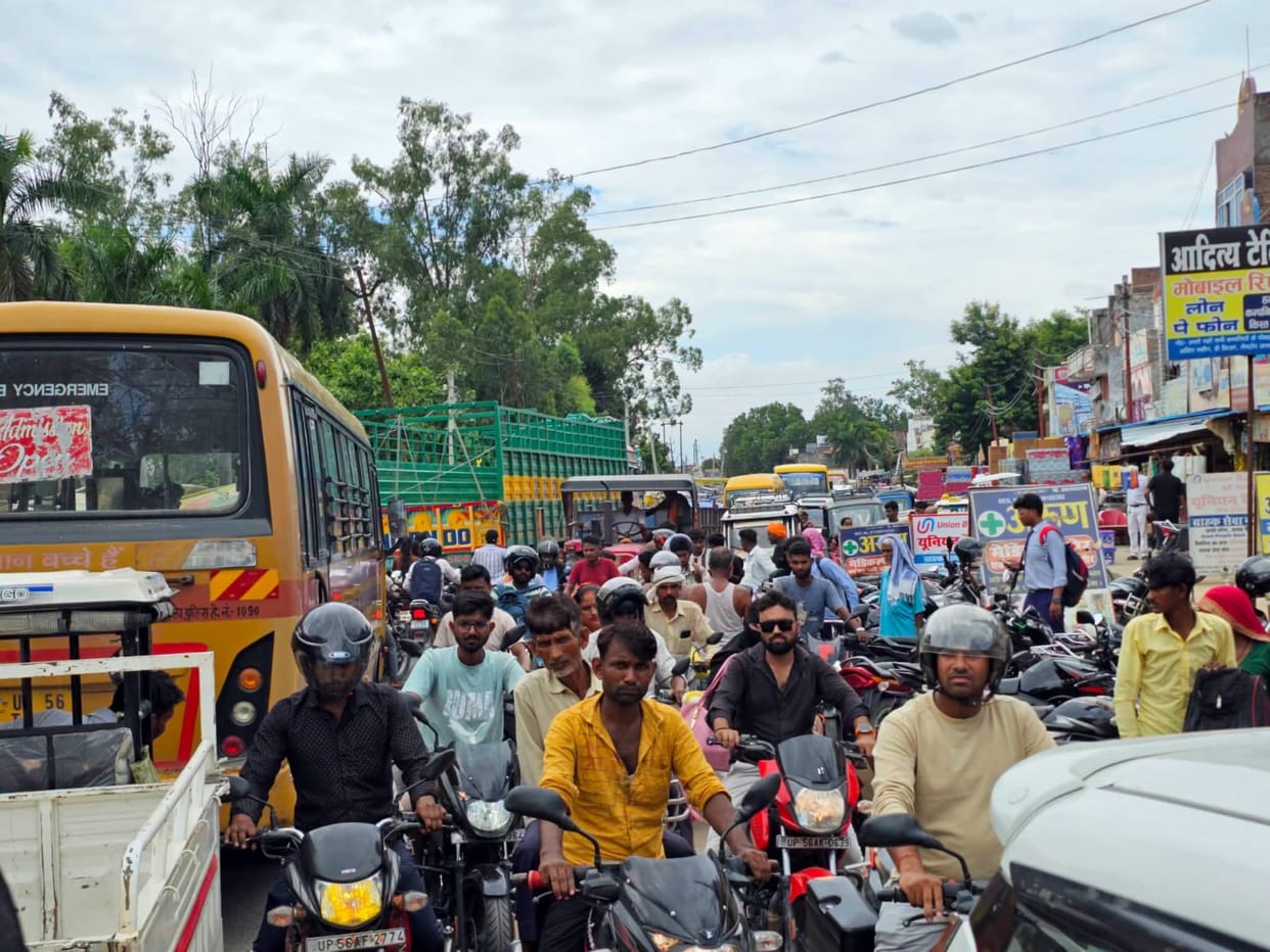 School holidays and heavy vehicle pressure cause traffic jam in Nichlaul for hours