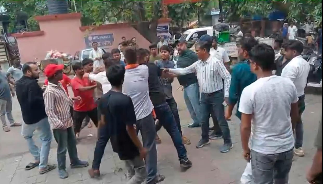 Altercation between Municipal Corporation team and restaurant staff in Aliganj.