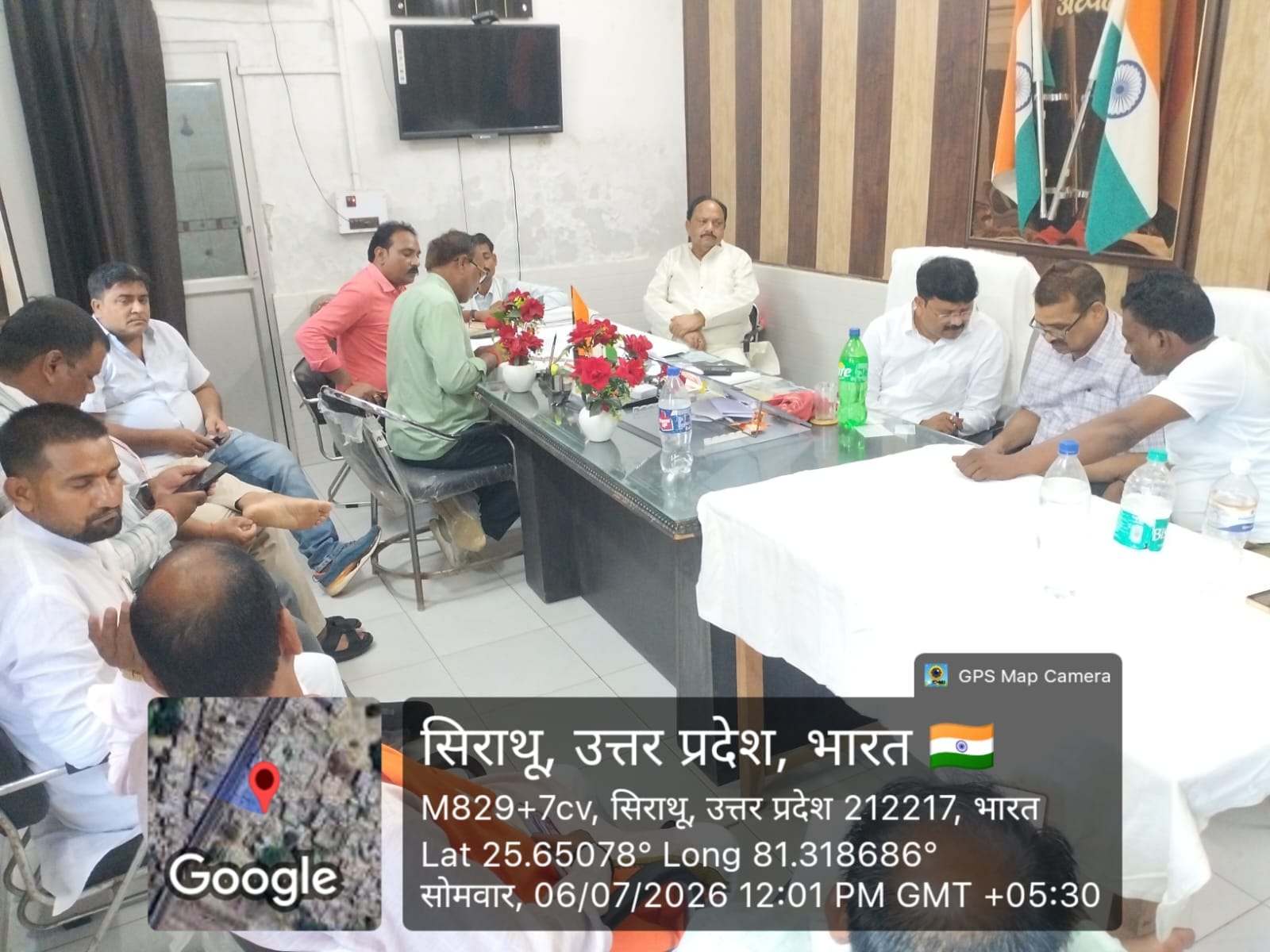 नगर पंचायत सिराथू में आयोजित बोर्ड की बैठक में जानकारी देते चेयरमैन। संवाद