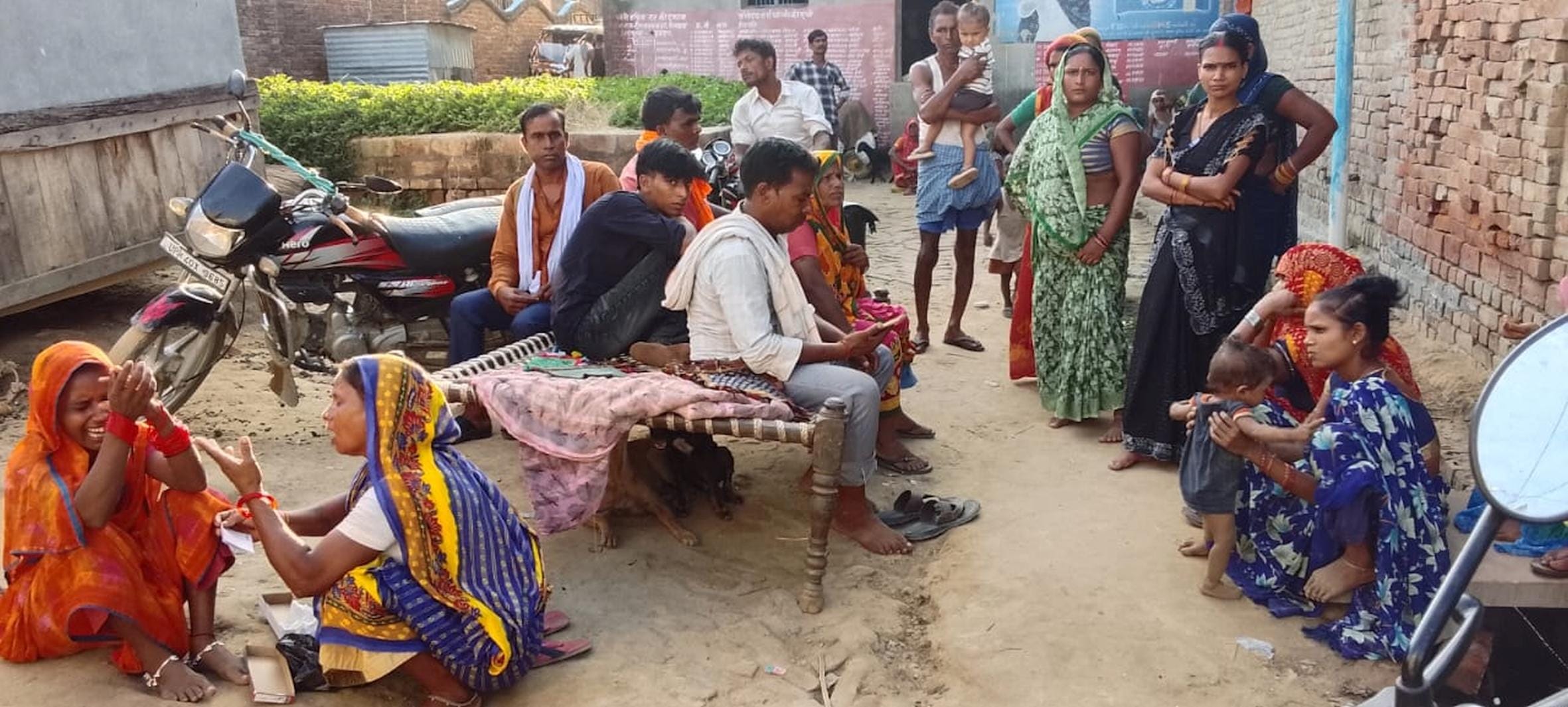नहर में डूबा युवक व शोकाकुल परिजन।