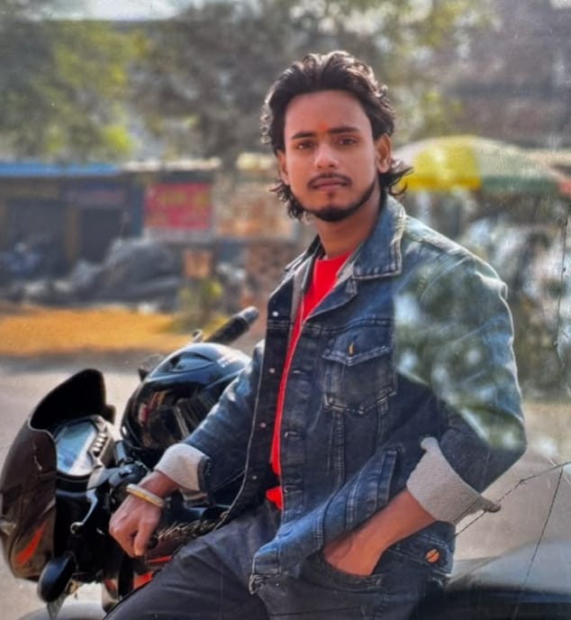 Bike crashes into divider on Purvanchal Expressway, two friends killed