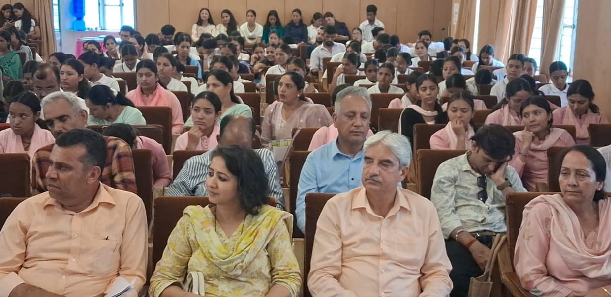 Literary figures paid tribute to Pandit Chandradhar Guleri.