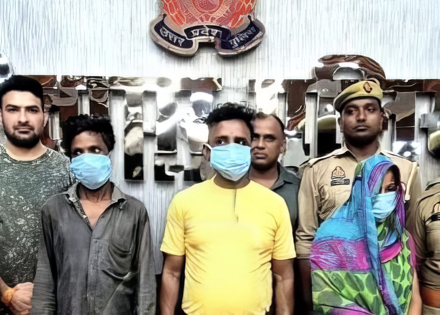 पुलिस की गिरफ्त में हत्या के आरोपी व मनोज शुक्ला की फाइल फोटो।