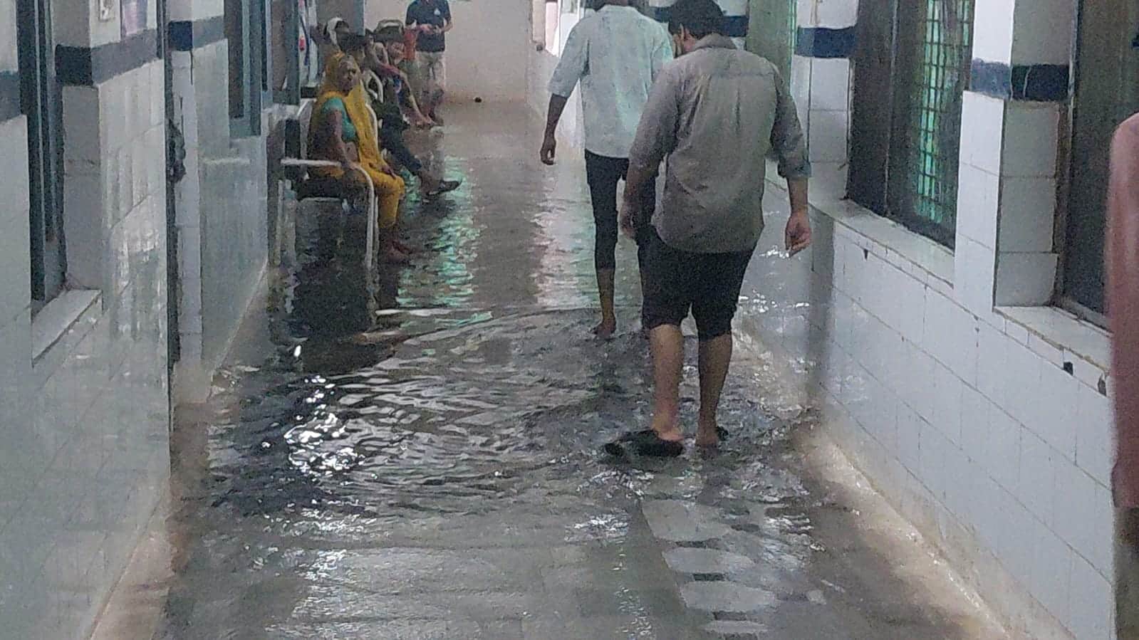 पन्ना जिला चिकित्सालय में घुसा पानी।