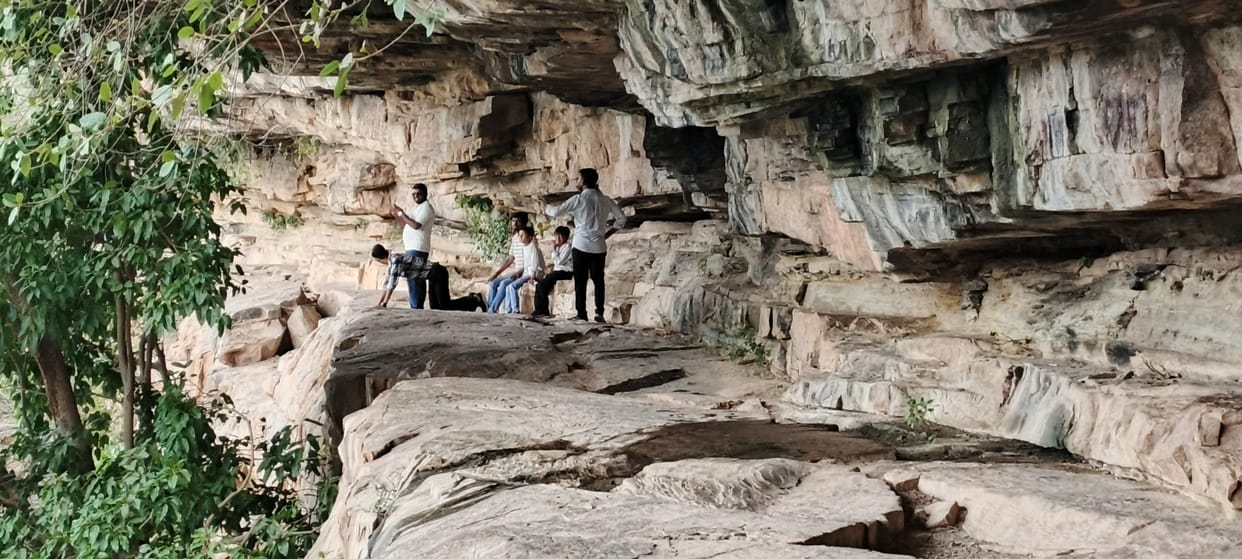 Panna News: Student Goes Missing in Brihaspati Kund During Picnic, SDRF Launches Search Operation