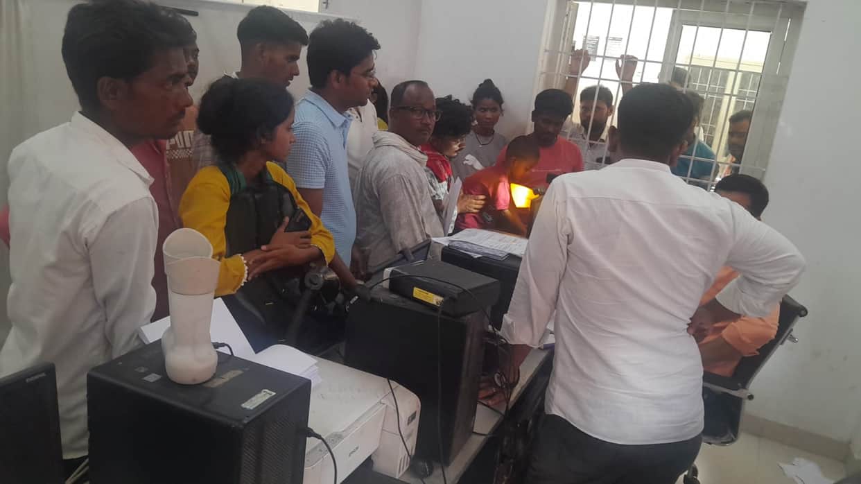 Aadhaar correction services disrupted at Head Post Office due to server failure.