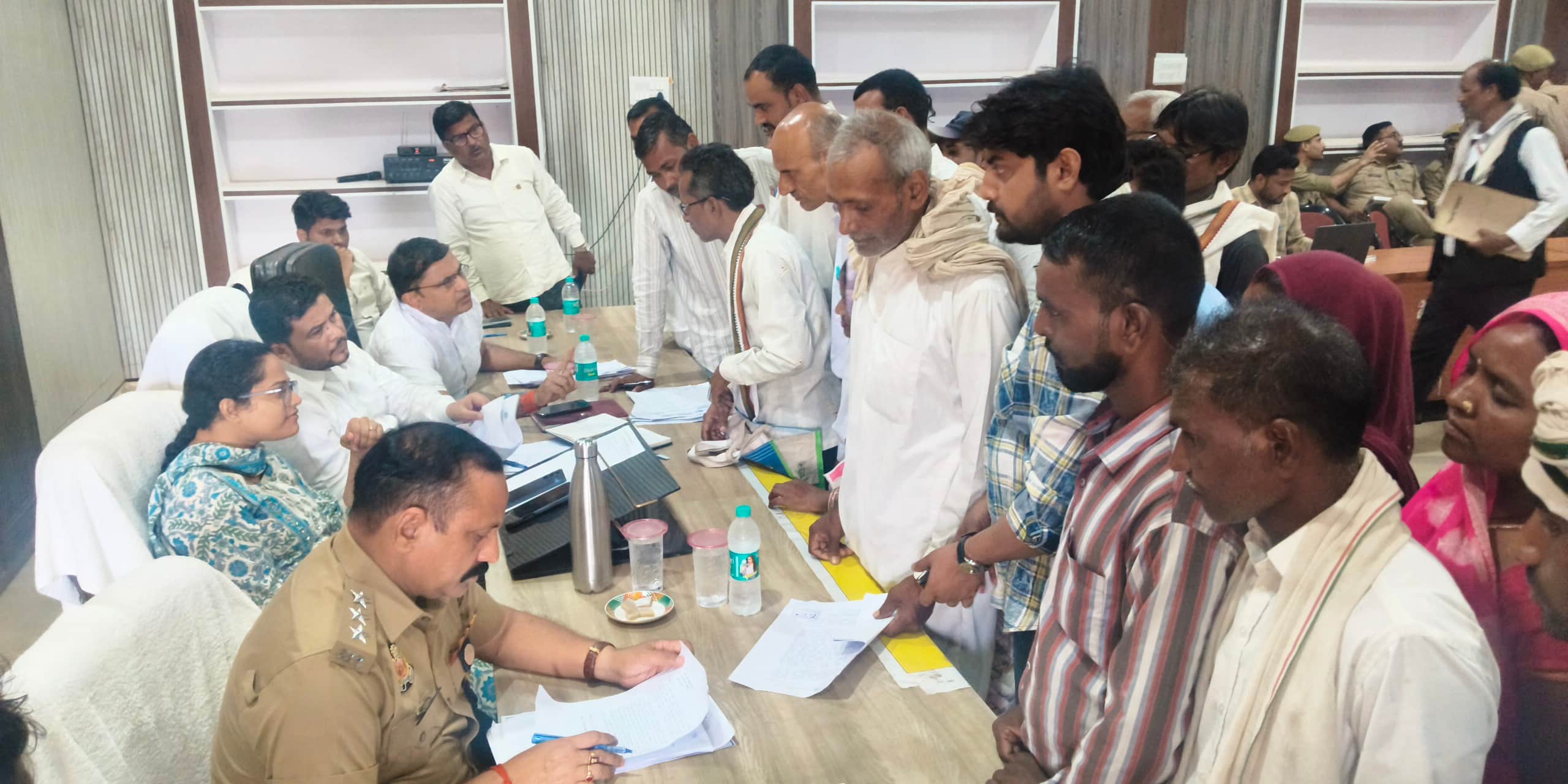 रॉबर्ट्सगंज तहसील में सम्पूर्ण समाधान दिवस पर फरियाद लगाते लोग। संवाद