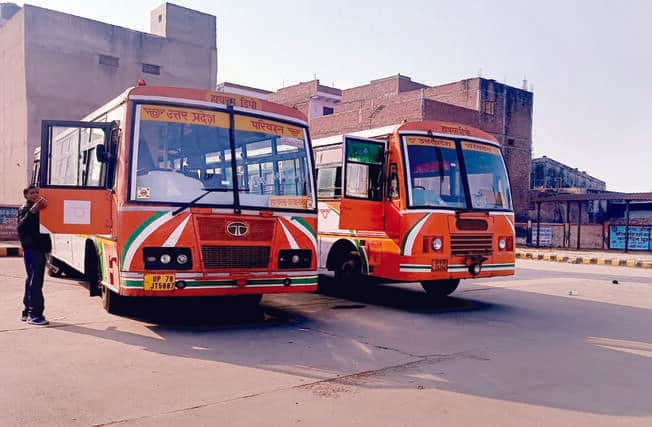 रोडवेज बस।