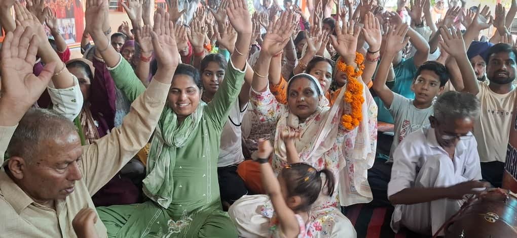 Devotees were spiritually uplifted by the divine discourses at the Saint's gathering held on Kabir Jayanti.