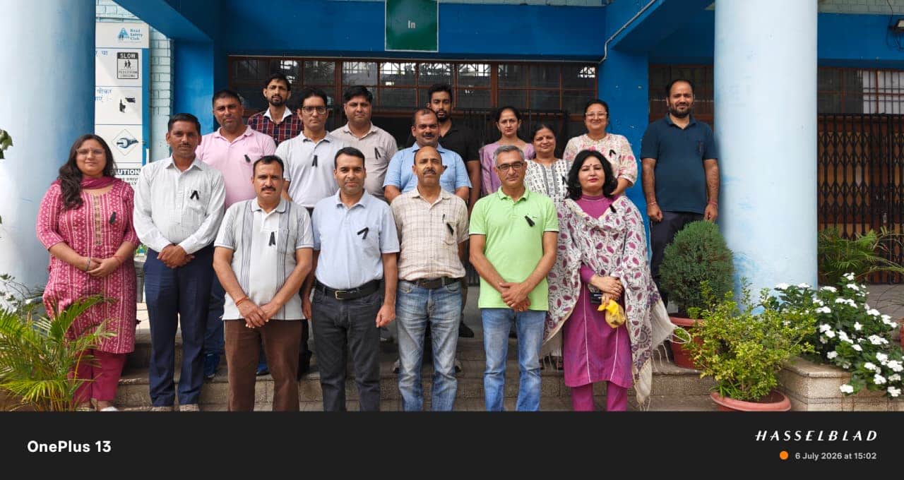 राजकीय महाविद्यालय भोरंज के शिक्षक काले बिल्ले लगाकर विरोध प्रदर्शन करते। स्रोत : जागरूक पाठक