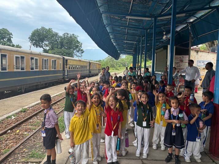 रेल यात्रा करने के लिए ज्वालामुखी रोड (रानीताल) रेलवे स्टेशन पहुंचे स्कूली बच्चे। स्रोत: जागरूक