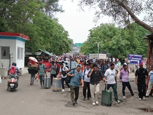 Jammu News: वंदे भारत दो और मौर्य ध्वज ट्रेन साढ़े पांच घंटे लेट, यात्री परेशान