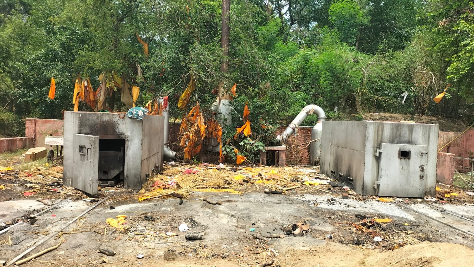 रामघाट पर भ्रष्टाचार की भेंट चढ़ा आधुनिक चीमनीयुक्त शवदाह सिस्टम। संवाद