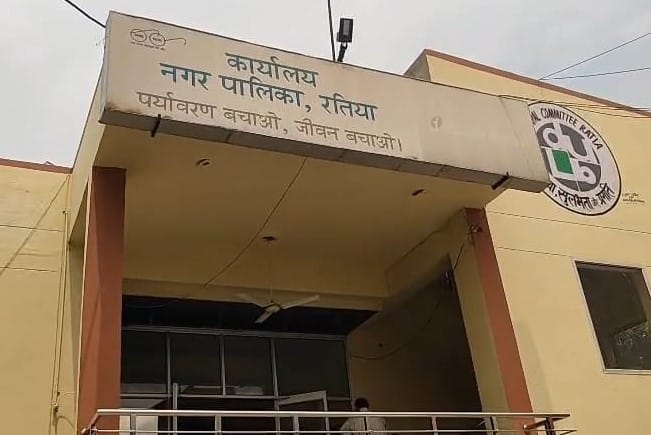 No-confidence motion against Chairperson; councilors set out on a tour