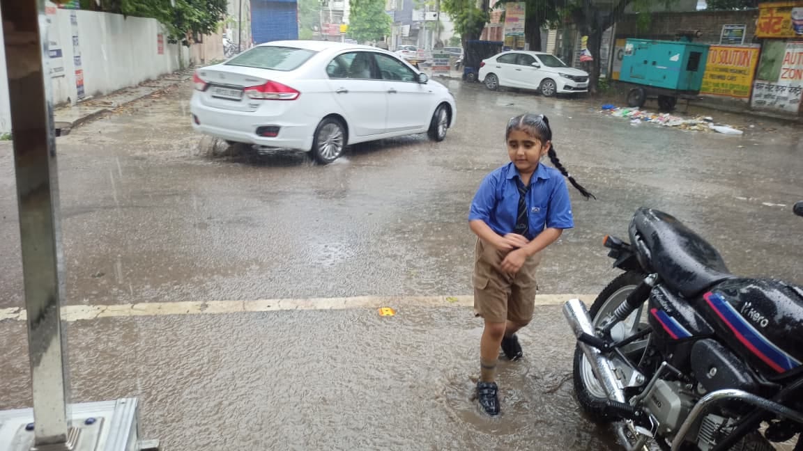 Mercury drops by two degrees due to rain for the third consecutive day