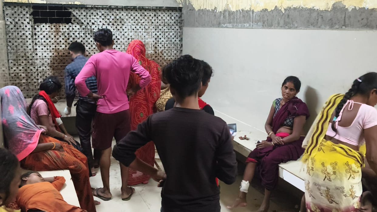 15 laborers injured after vehicle overturns