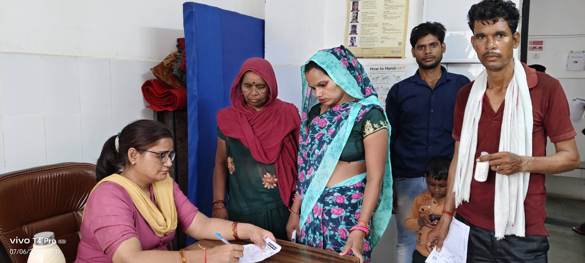सामुदायिक स्वास्थ्य केंद्र में मरीजों को देखती डॉ.  शिप्रा कुशवाहा। स्रोत: डॉक्टर
