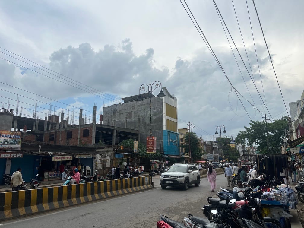 सोमवार को मौसम रहा सुहाना, आसमान में दिखे बादल।संवाद