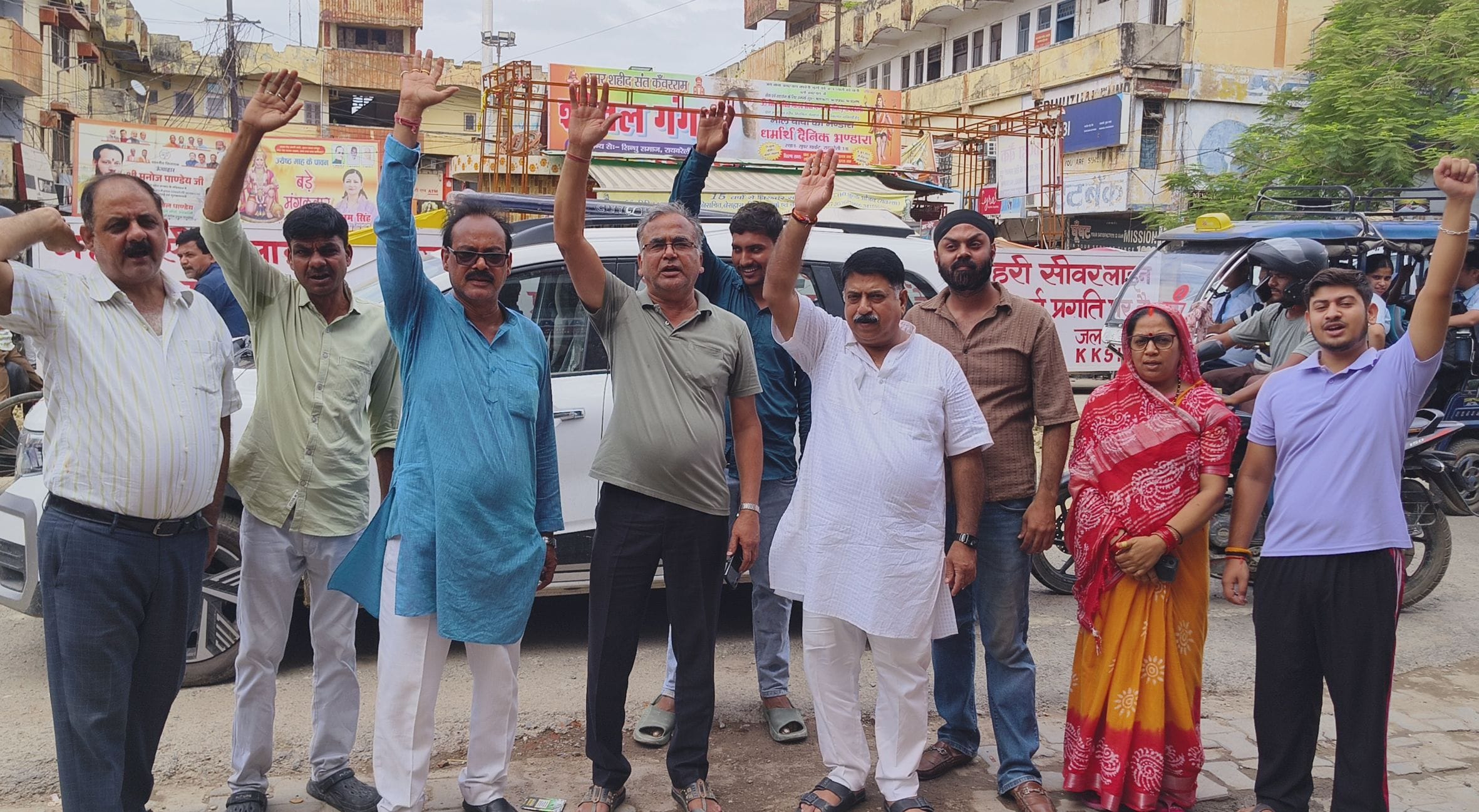 सुपर मार्केट में समस्याओं को लेकर प्रदर्शन करते व्यापारी। 