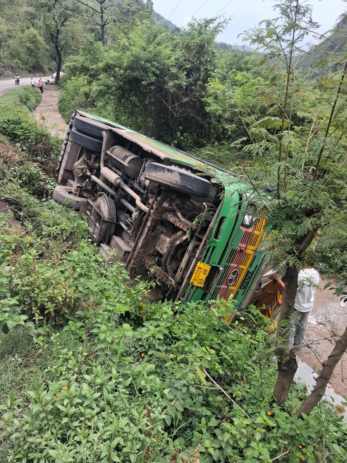 Private bus overturns near Bhavana; 16 passengers injured.