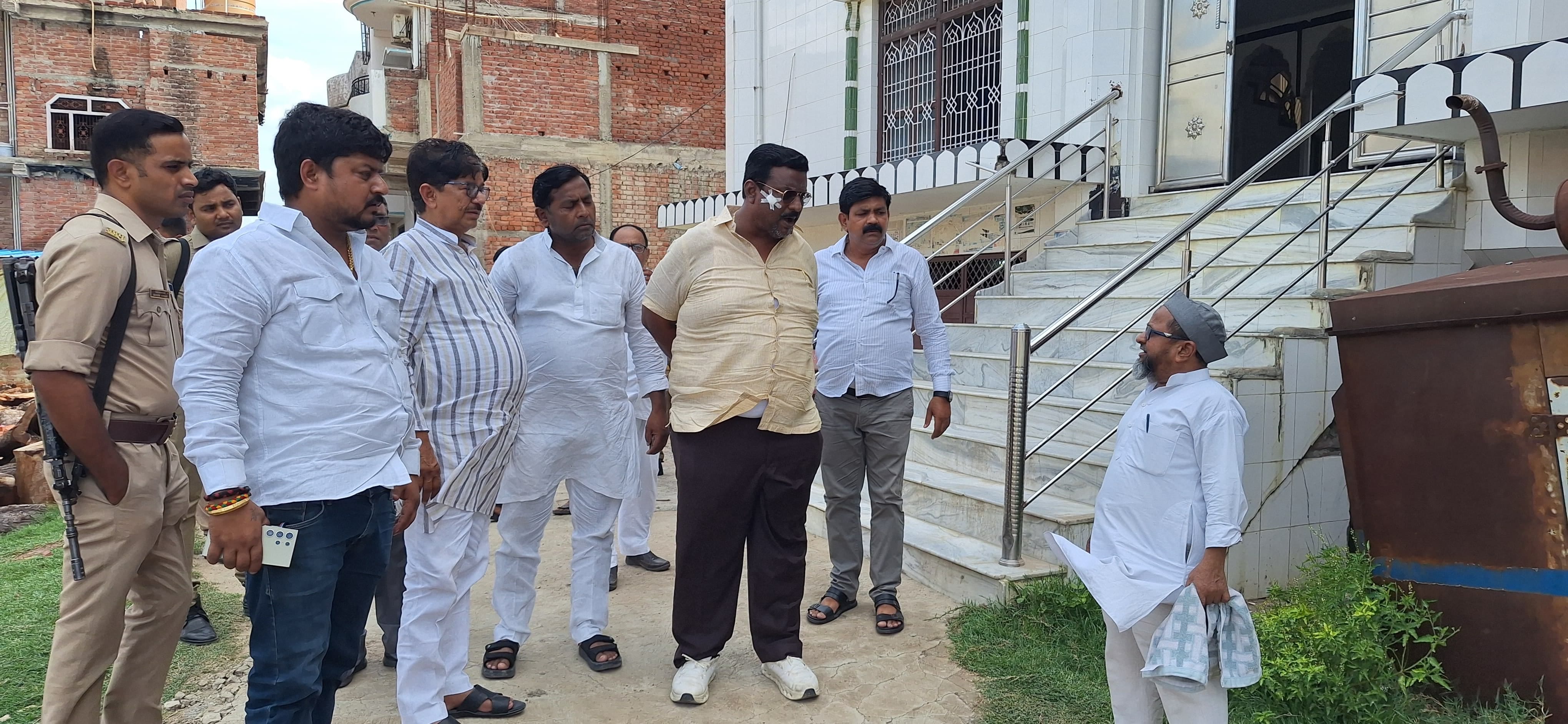 शाहगंज कार्यो का निरीक्षण करते विधायक रमेश सिंह फोटो सूत्र विधायक प्रतिनिधि