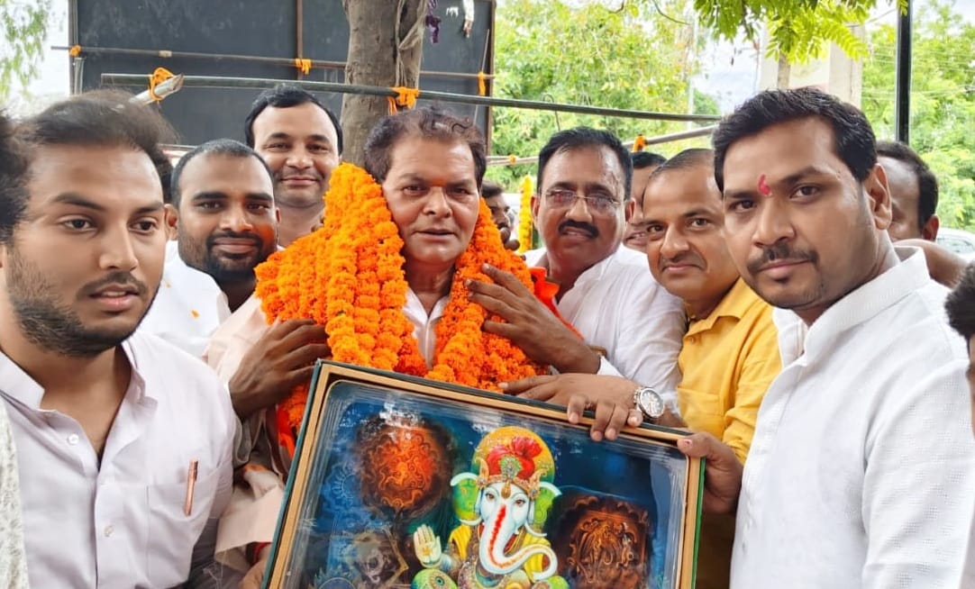 दोहरीघाट में भाजपा के नवनियुक्त क्षेत्रीय अध्यक्ष विनोद राय का स्वागत करते कार्यकर्ता।संवाद