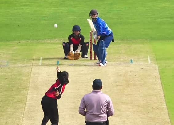 धर्मशाला क्रिकेट स्टेडियम में चैलेंजर ट्राफी में महिला वर्ग के मैच में बल्लेबाजी करते हुए ब्लू 