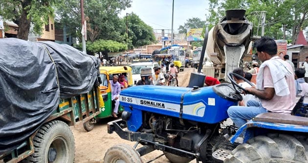 With one lane of the under-construction highway closed and increased pressure on the other, hundreds of vehicles got stuck in a traffic jam.