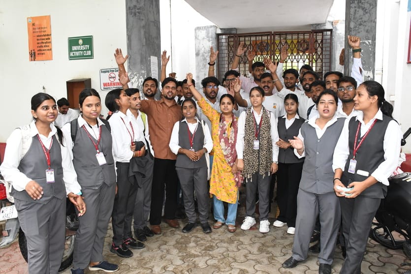 Varanasi News: परीक्षा में कम अंक मिलने पर विद्यार्थियों ने जताई नाराजगी, विभाग पर जड़ा ताला