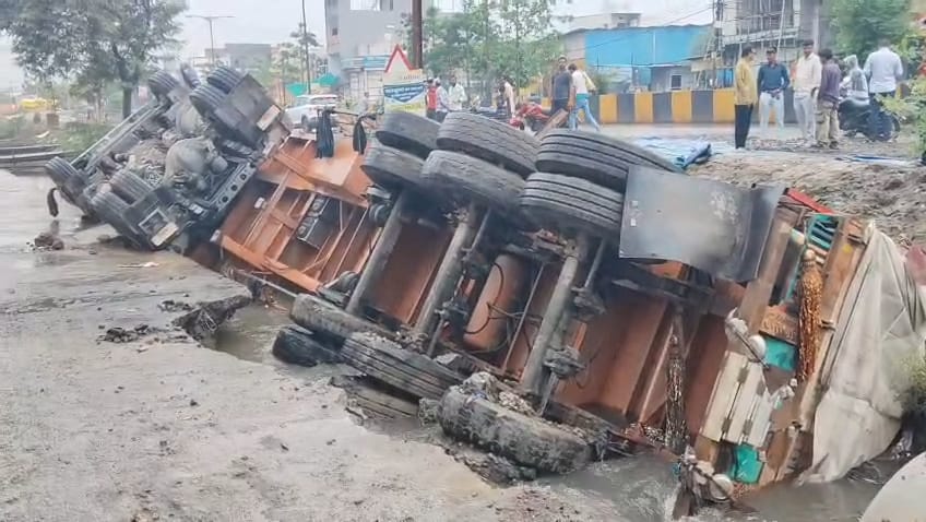 ऐसे पलट गया ट्रक