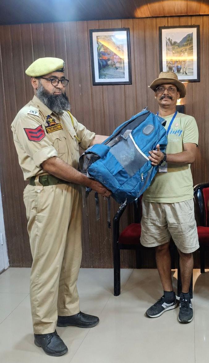 Srinagar, Anantnag Police, Gave Bag, Shri Amarnath Pilgrim