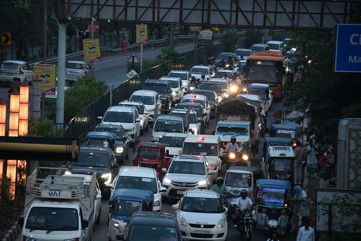 E-rickshaws and unauthorized commercial vehicles are causing traffic jams on Ayodhya Road.
